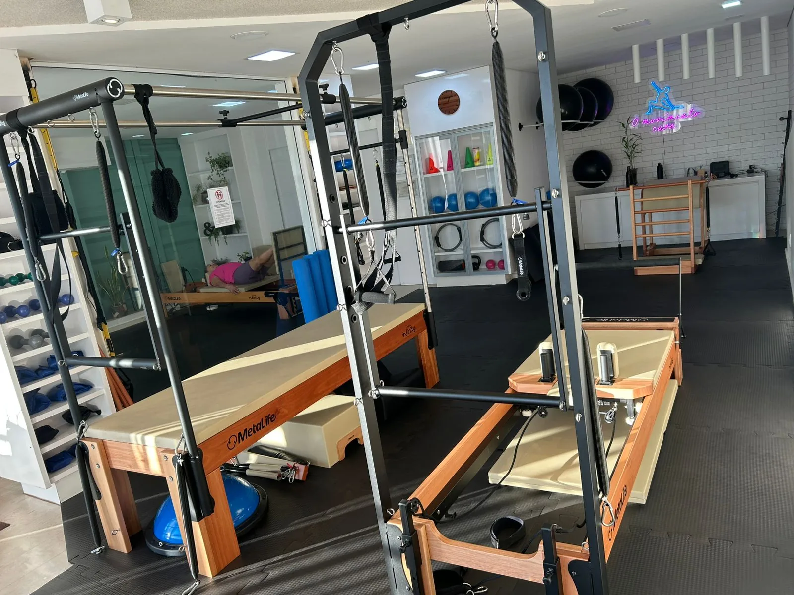 Sala com cadillac, reformer e ladder barrel — Vitta Sul Pilates